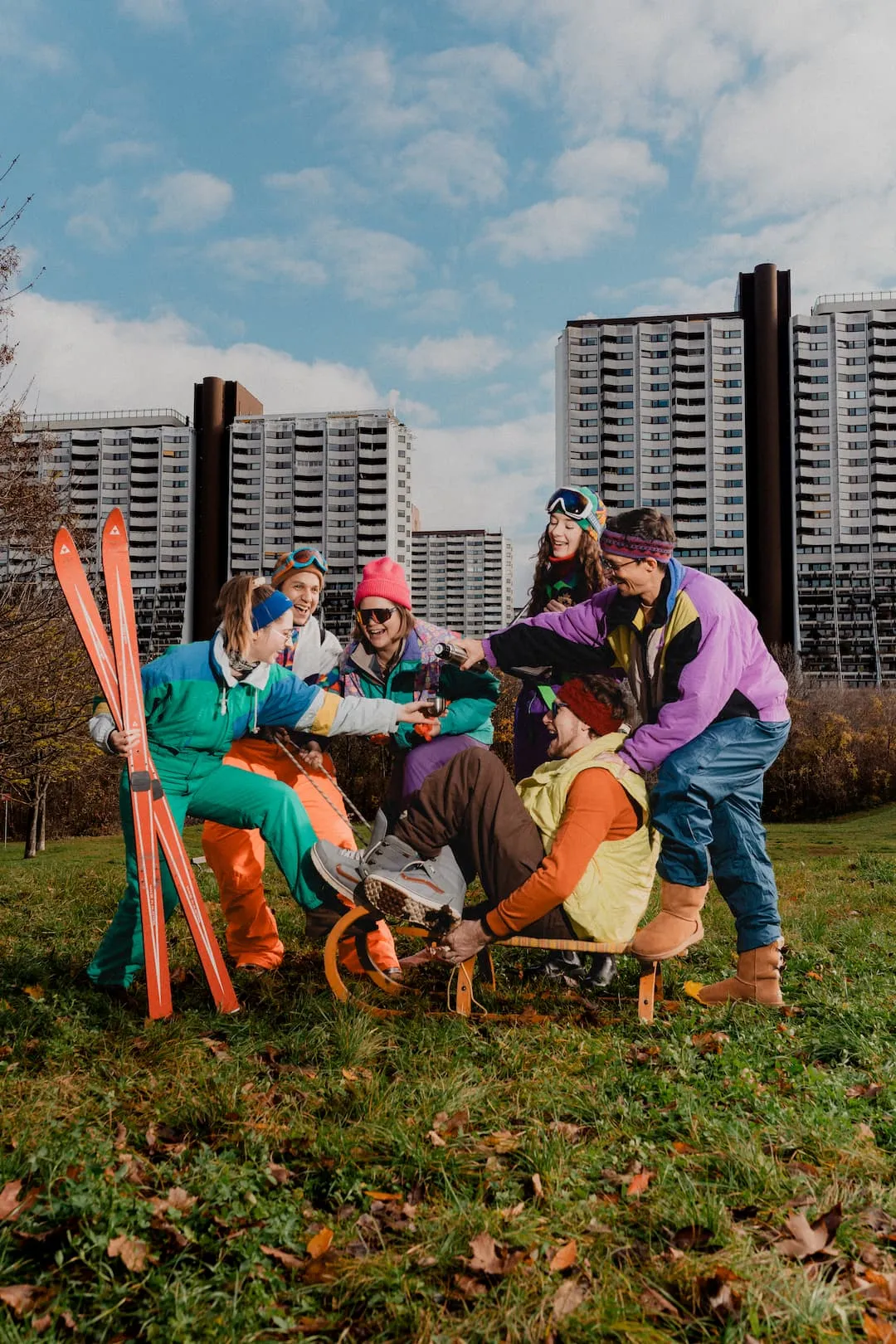 Lowfidelity Team in Vintage Kleidung auf einer grünen Wiese vor Alterlaa. Über den Personen steht Besinnliche, weiße Weihnacht.