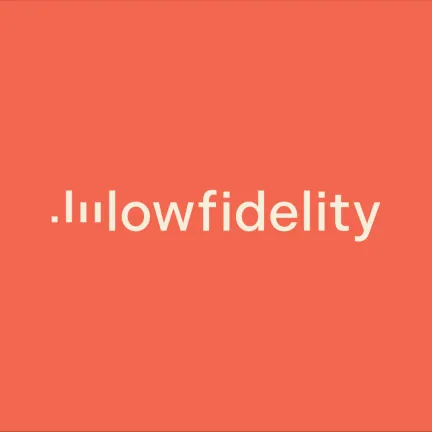 Lowfidelity Textlogo auf orangem Hintergrund
