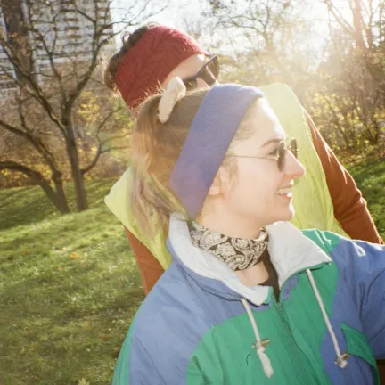 Ingo und Kristina in Winterbekleidung auf einer grünen Wiese mit Lens Flare