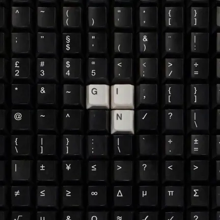 schwarze tastatur mit sondernzeichen. in der mitte drei weiße tasaten mit den buchstaben G I und N.